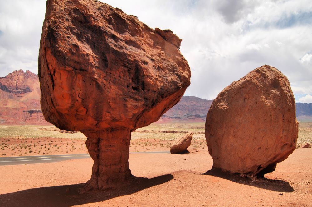 Photo two boulders in the desert